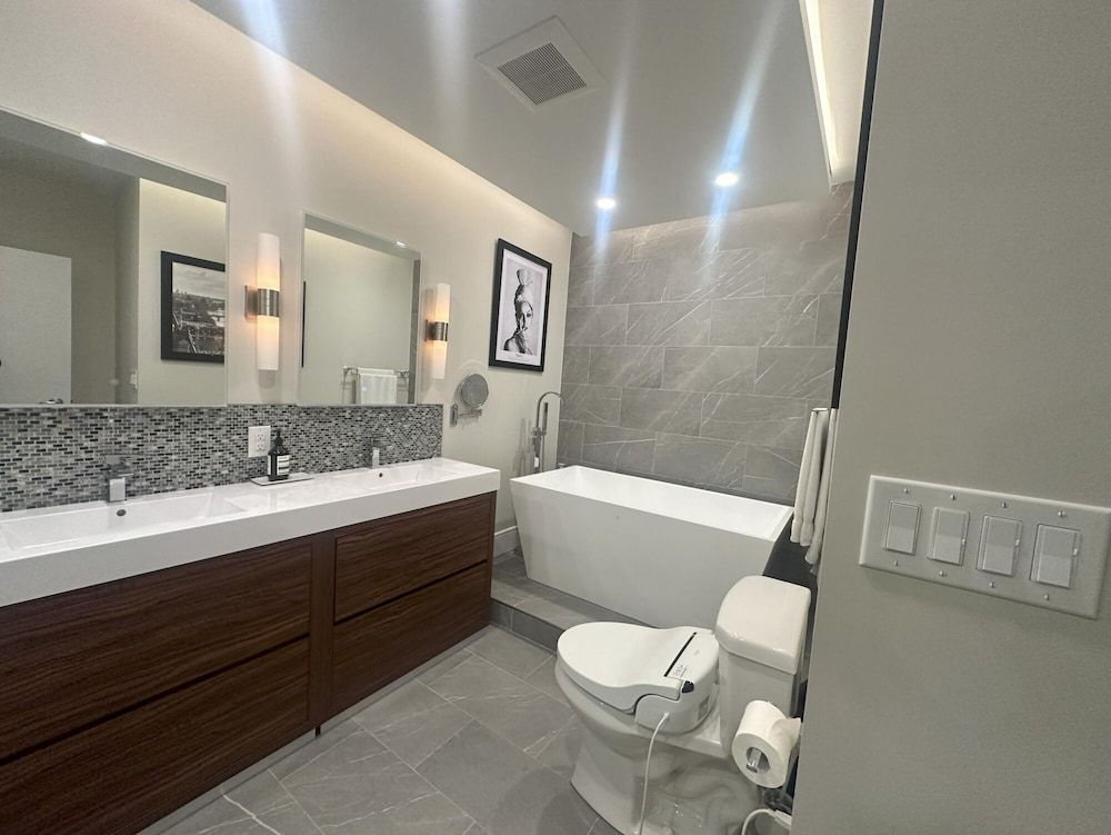Rivetstays - Designer Walk Suites Luxury Apartment, City View 12