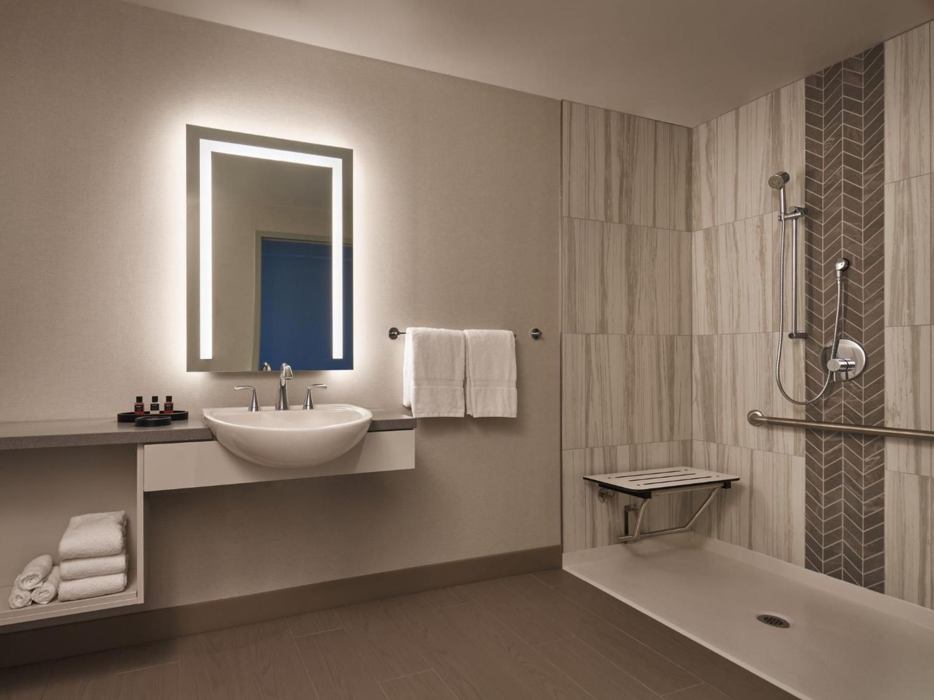 Racetrack Accessible King