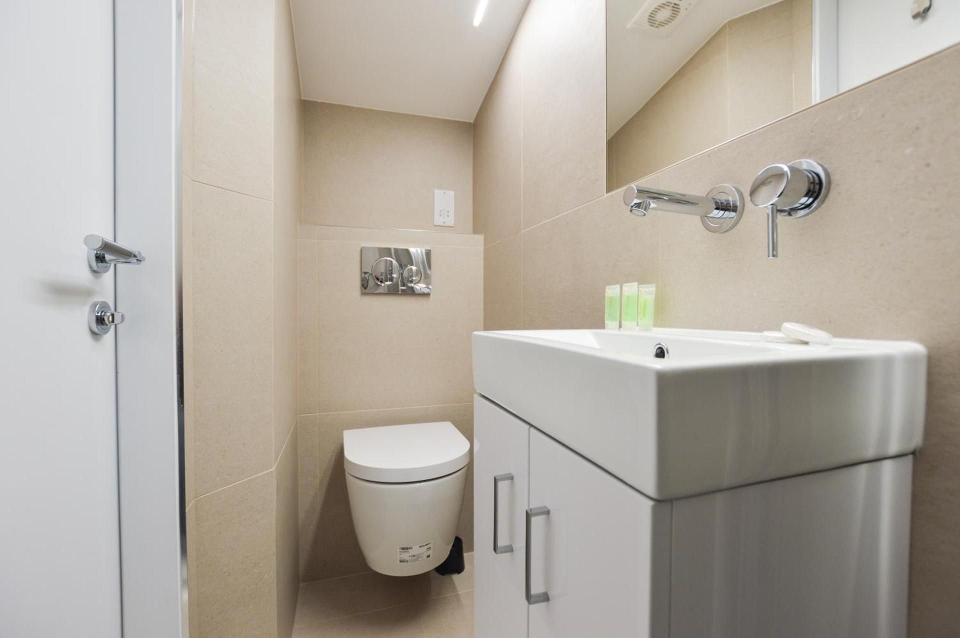 Small Top Floor 1 Bedroom Apartment