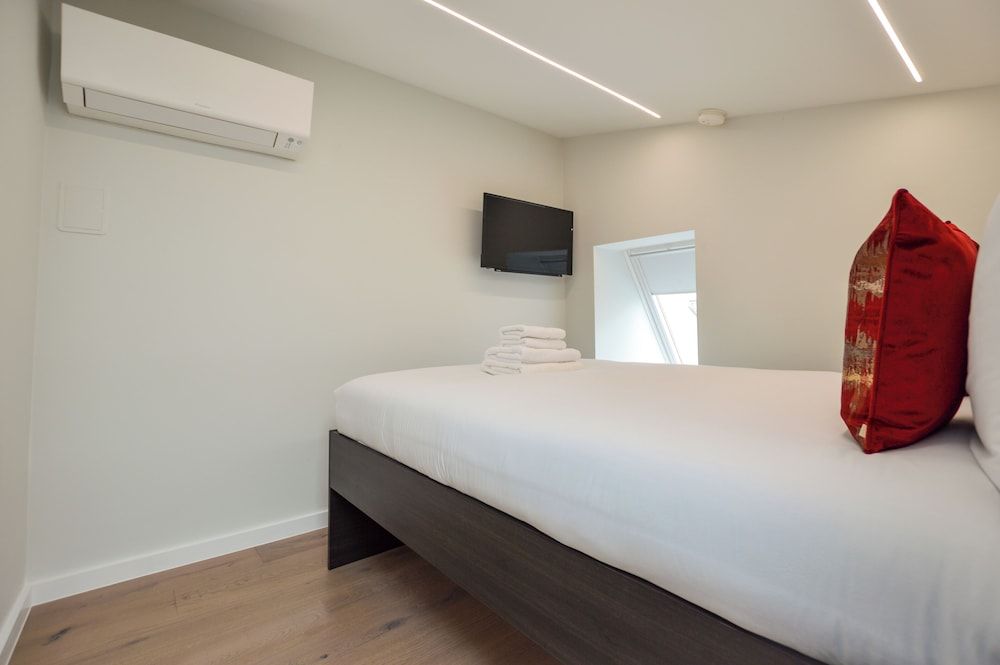 Small Top Floor One-Bedroom Apartment
