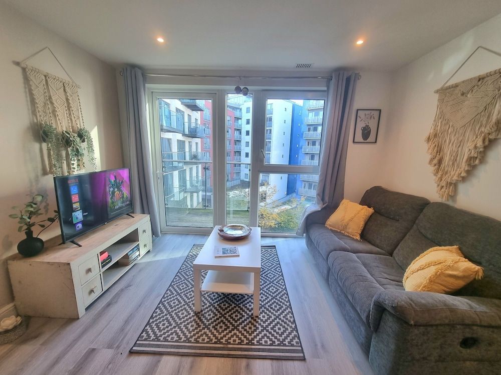 2Bed-2Bath Flat - Gym Pool Balcony Lift