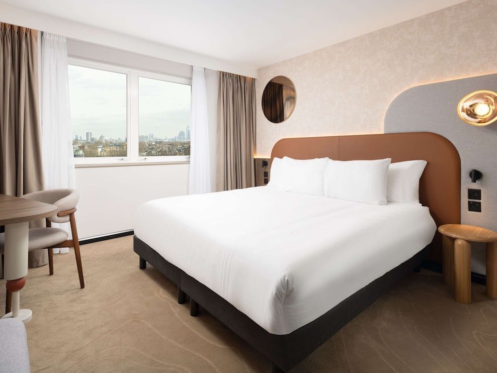 Deluxe Room, 1 King Bed, City View