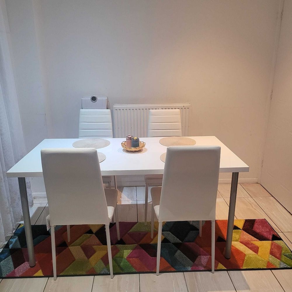 Exquisite 3-bed Royal Pearl Home in Greater London