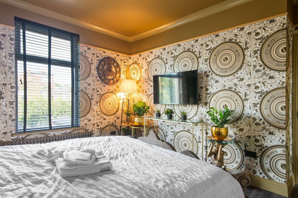 Luxury Versace 1 Bed, Hot Tub, Pool Table, Sky Tv Apartment 4