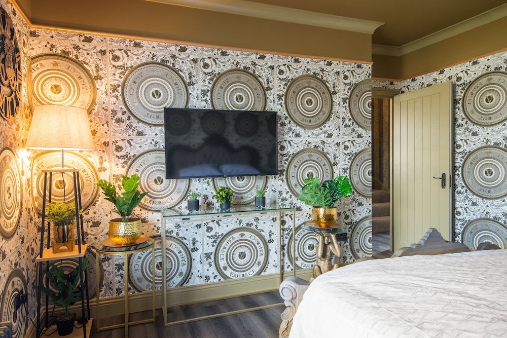 Luxury Versace 1 Bed, Hot Tub, Pool Table, Sky Tv Apartment 2