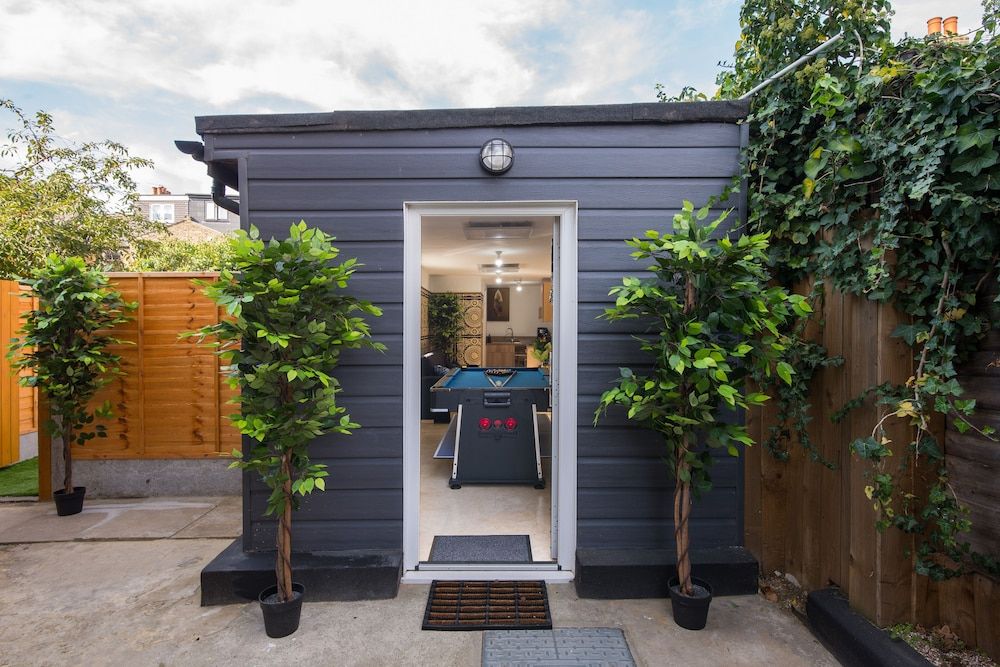 Luxury Versace 1 Bed, Hot Tub, Pool Table, Sky Tv