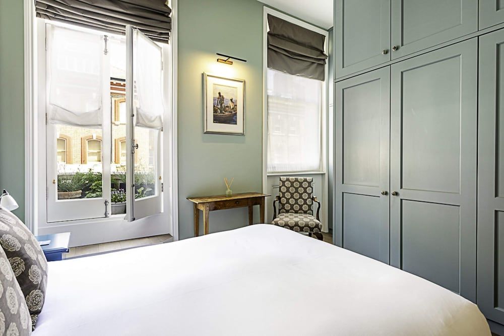 Well-designed Chelsea Flat