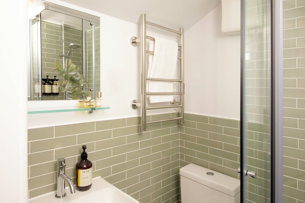 Bob W London Olympia Basic Double Room 7