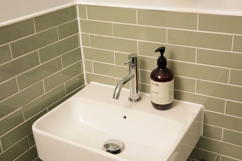 Bob W London Olympia Basic Double Room 4