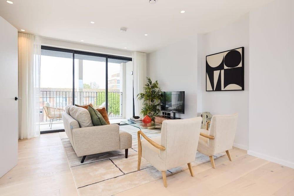 The Brondesbury Hideaway - Stylish 3bdr Flat With Balcony + Parking
