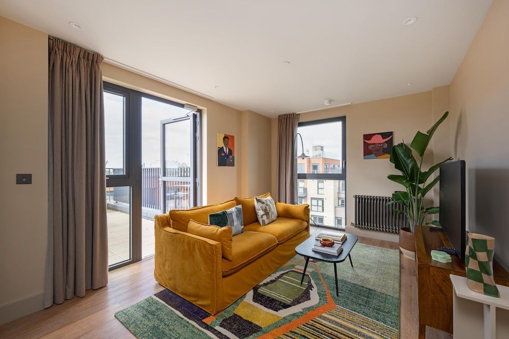 Chic Urban Flat With Rooftop Access