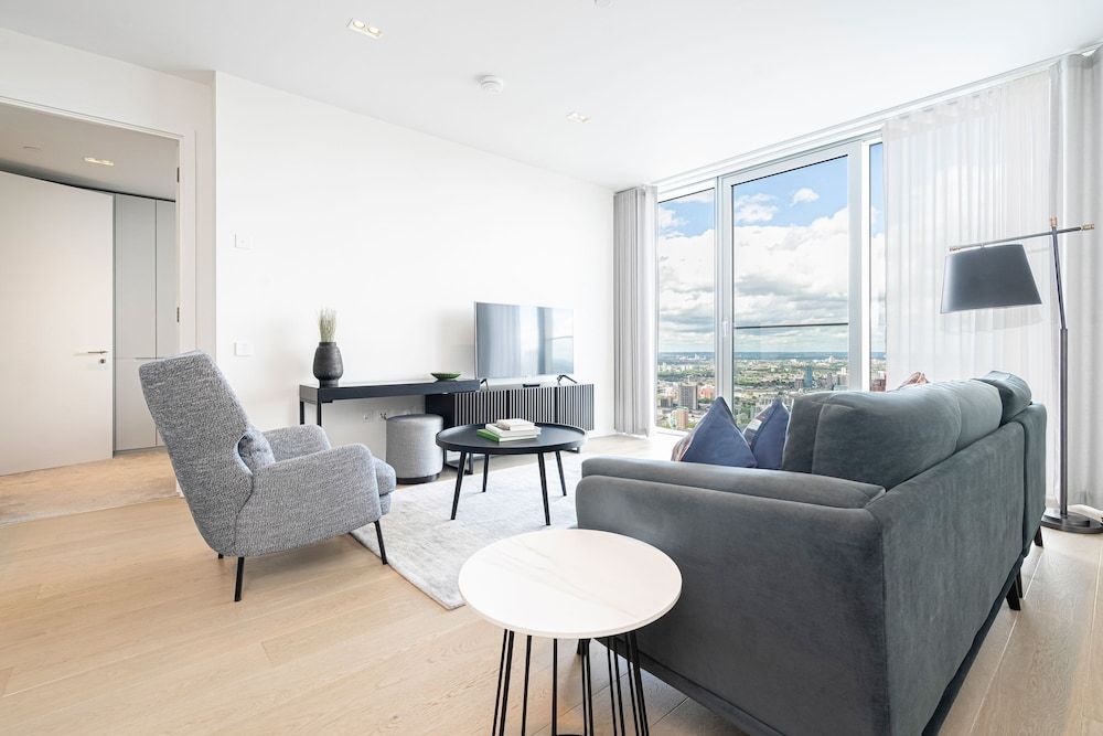 Sensational Two-bedroom Apartment by the River