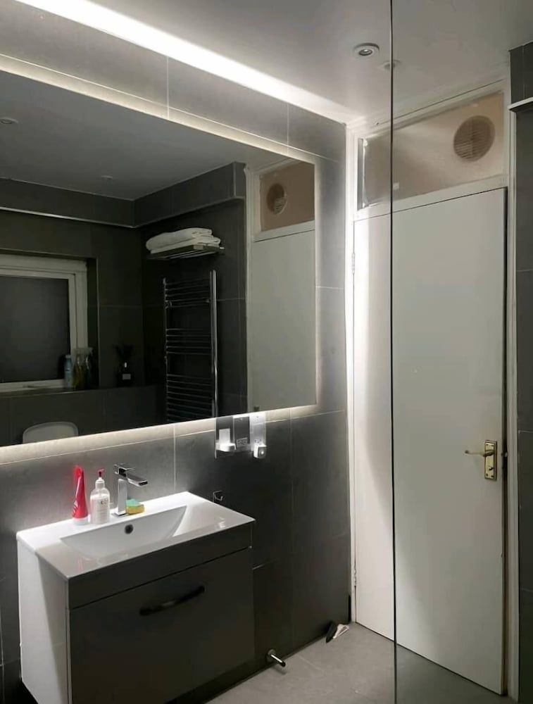 SUPERB SNUG studio sleeps 2 south london