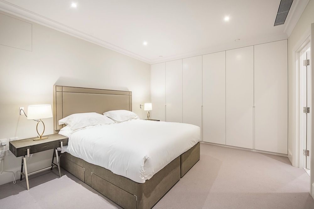 Buckingham & Lloyds Knightsbridge Deluxe Apartment, 4 Bedrooms 3