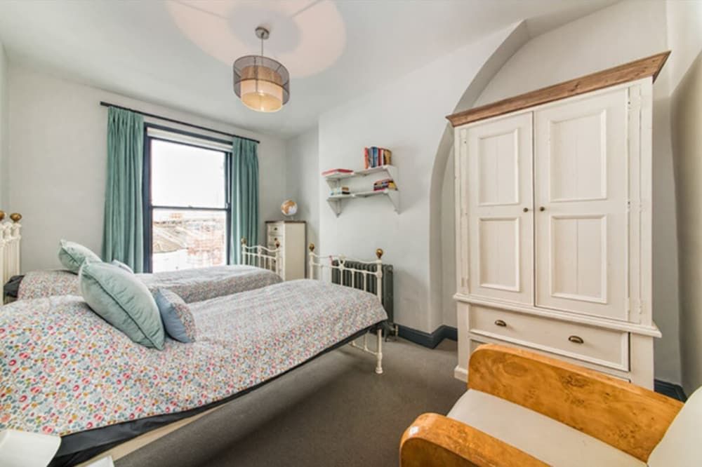 Basic Apartment, Multiple Beds