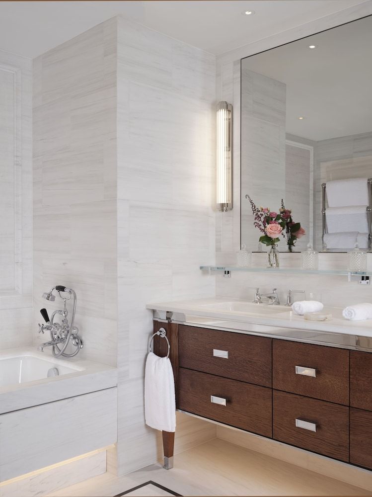 Suite, Corner
