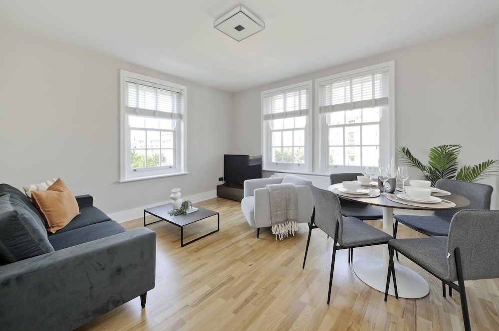 Fabulous Three Bedroom Flat Near Marylebone by Underthedoormat