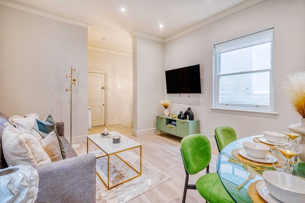 Basic Apartment, Multiple Beds