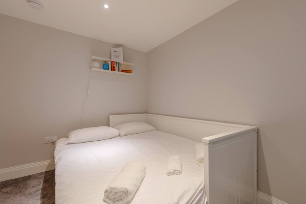 Basic Apartment, Multiple Beds