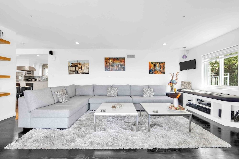 House (4 Bedrooms)