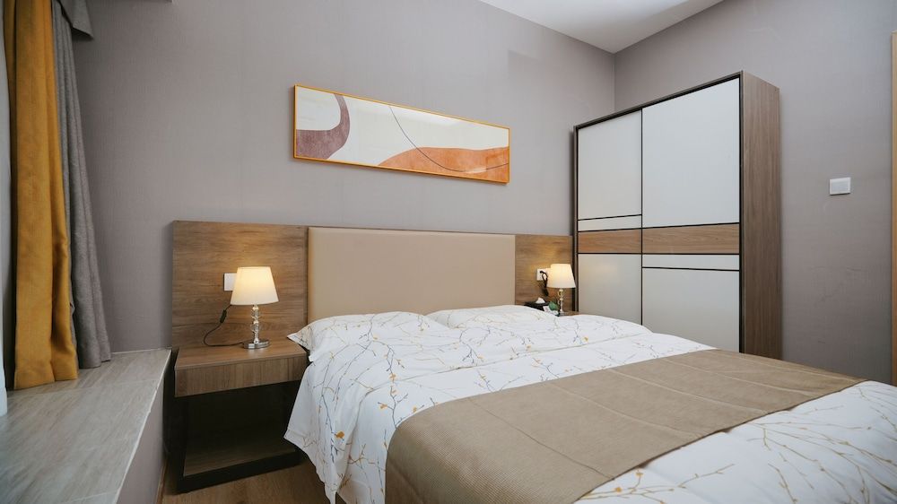 Business Suite, City View