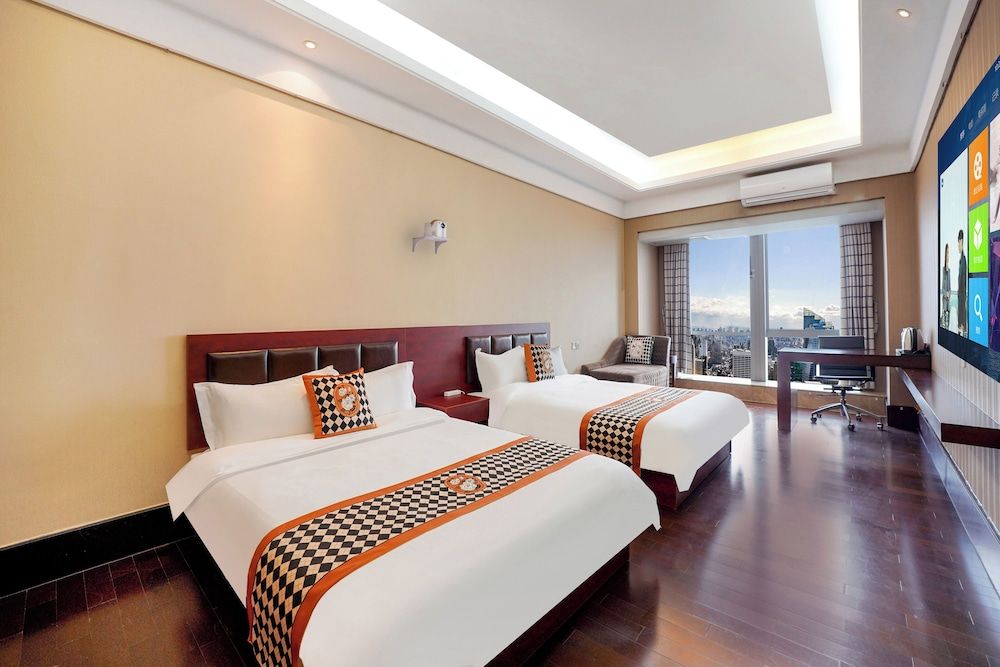 Executive, Queen, City View