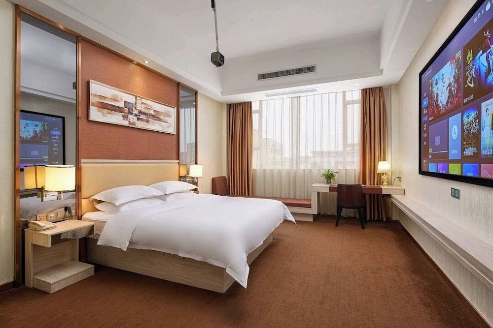 Business Room, 1 King Bed, City View