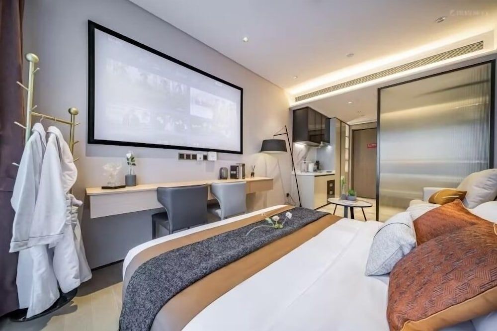 Raffles Executive Apartment Romantic Condo, 1 King Bed, Non Smoking, City View 8