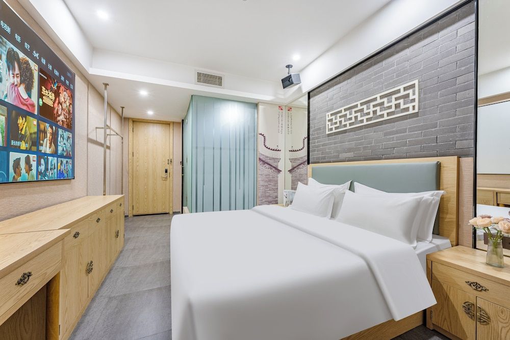 Lemon Breeze Hotel Comfort Double Room, 1 King Bed 3