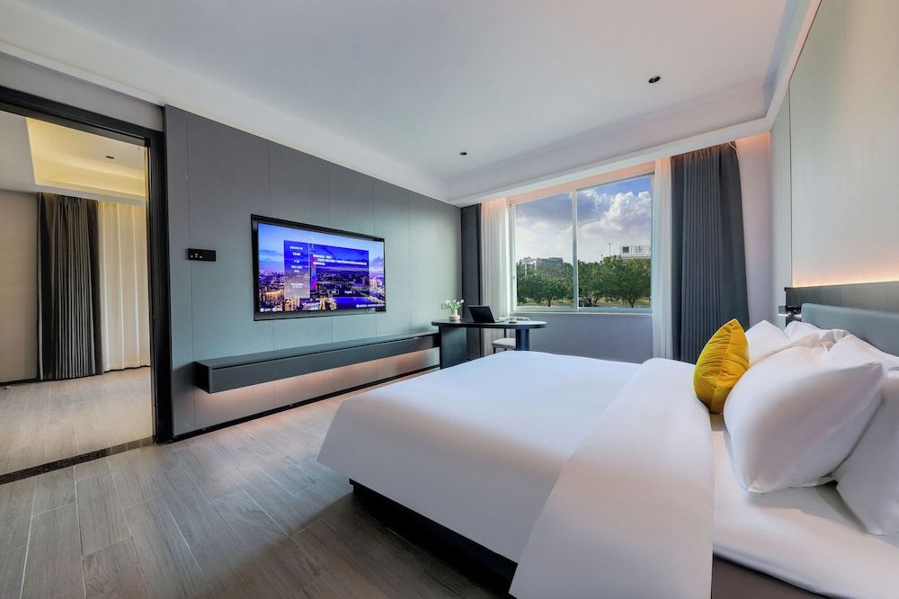 Executive Suite, Pool View