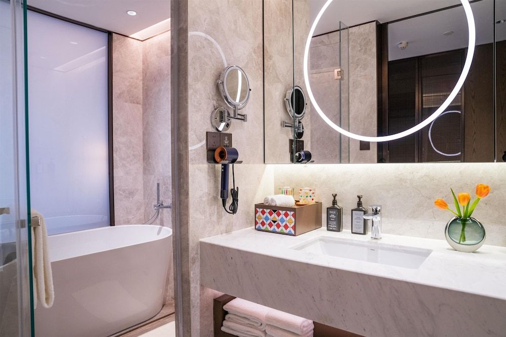 Yuexiu Hotel Guangzhou,Curio Collection by Hilton Room, 2 Twin Beds 4