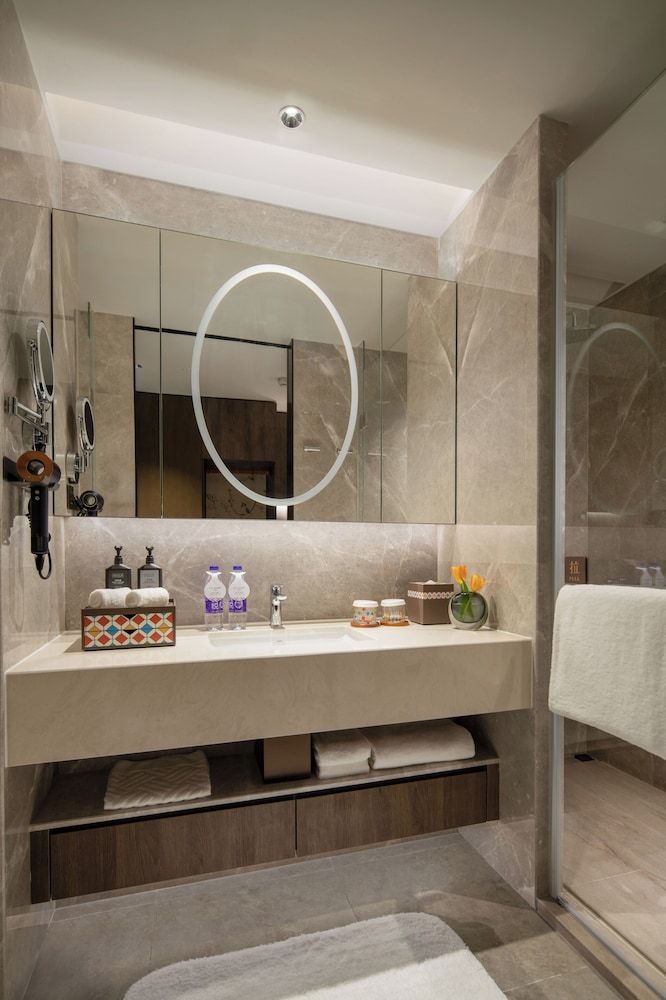 Yuexiu Hotel Guangzhou,Curio Collection by Hilton Room, 2 Twin Beds 3