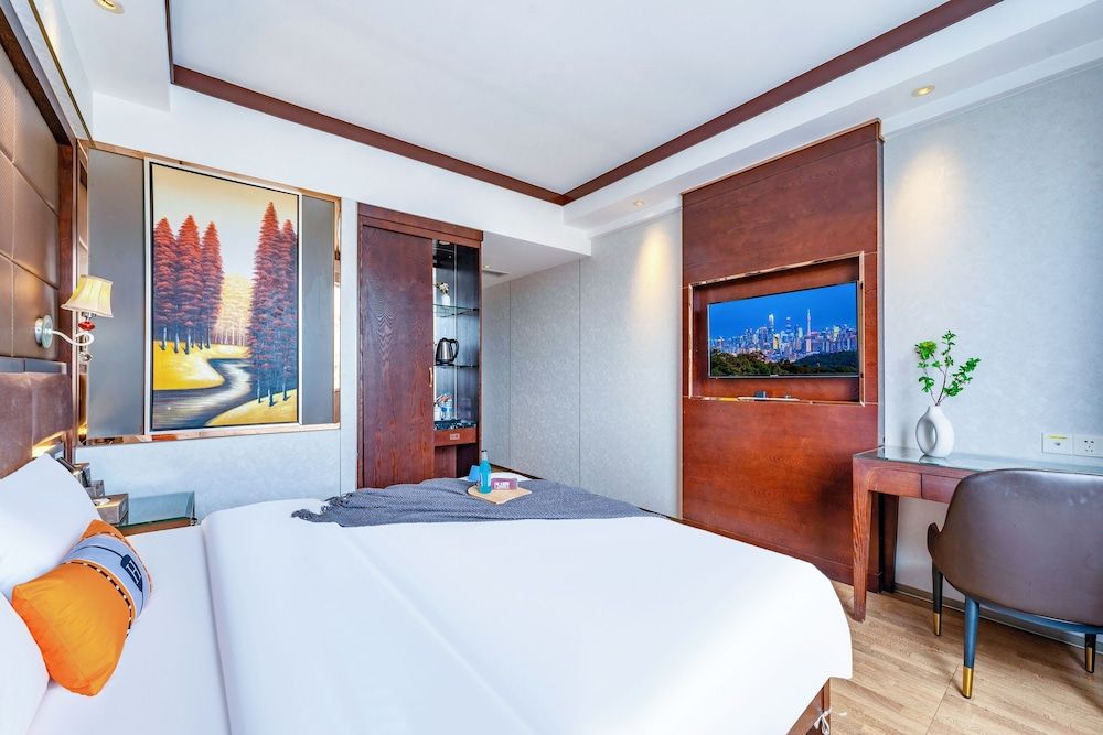 Sunny and elegant king-size bed room