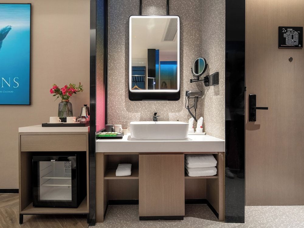 Echarm PLUS International Hotel Zhujiang New Town Wuyangcun Metro Station - Free Deliver Service to Canton Fair Complex During Canton Fair Period Superior Double Room 2