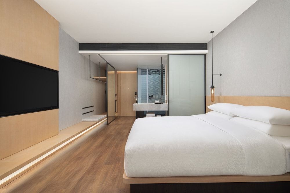 Deluxe Room, 1 King Bed, City View