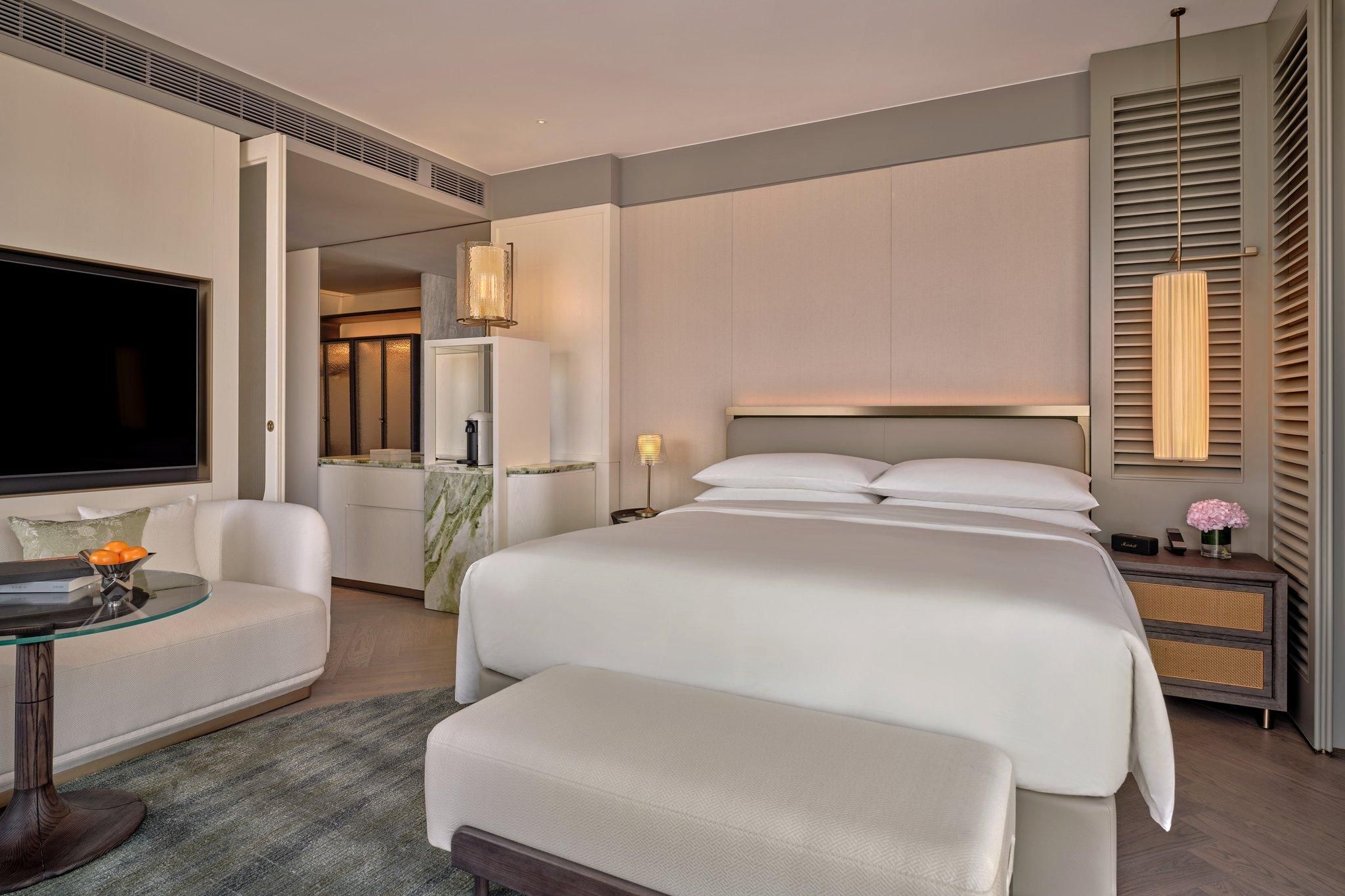 1 King Classic Oriental Pearl Tower View