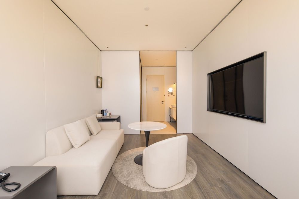 Autoongo Hotel Shanghai The Bund Superior Double Room, No Windows 7