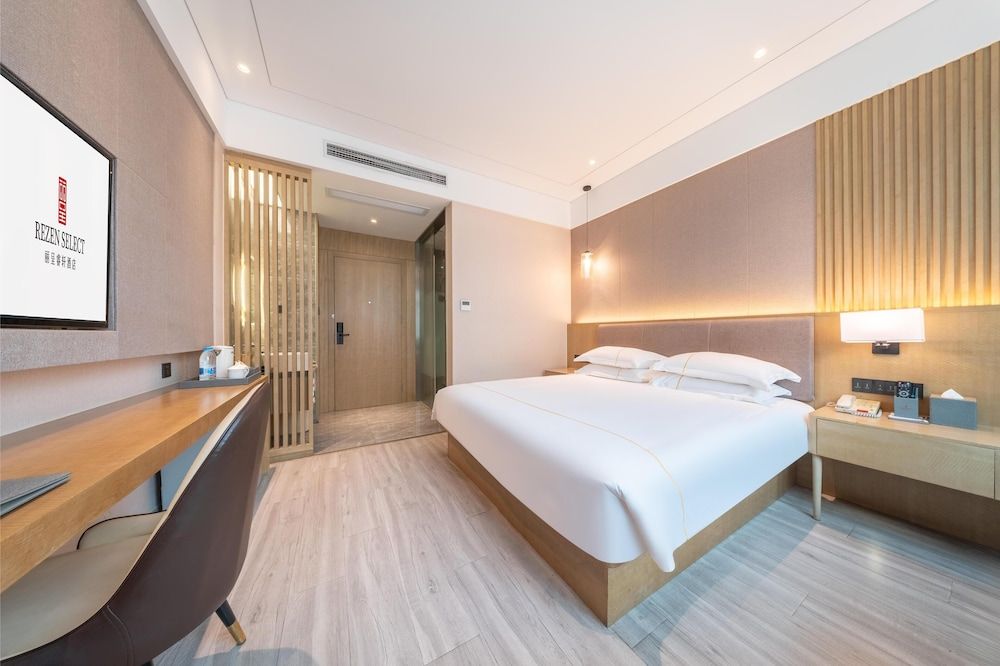 Deluxe Queen Room