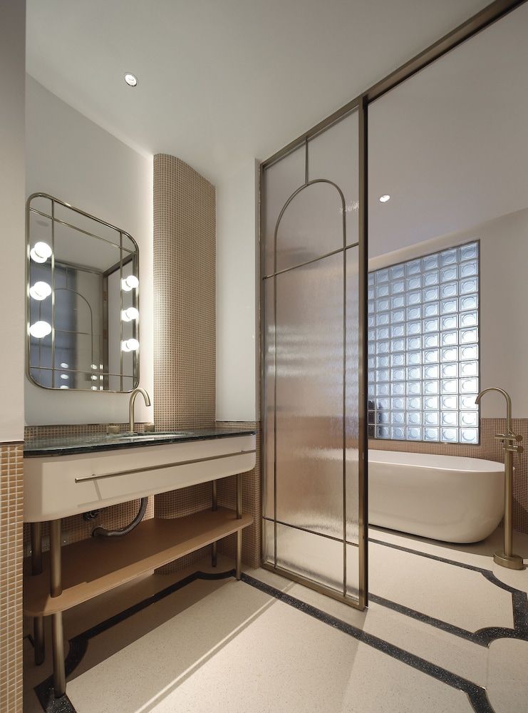 The Stage Shanghai Basic Double Room, 1 Queen Bed, Non Smoking 2