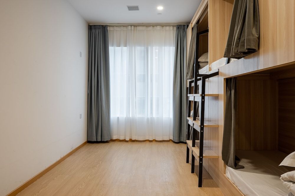 Eight-person room for men