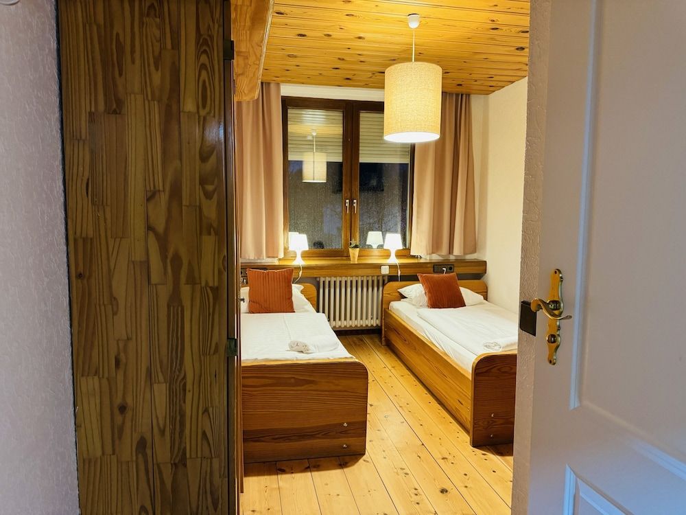 Classic Twin Room, Private Bathroom