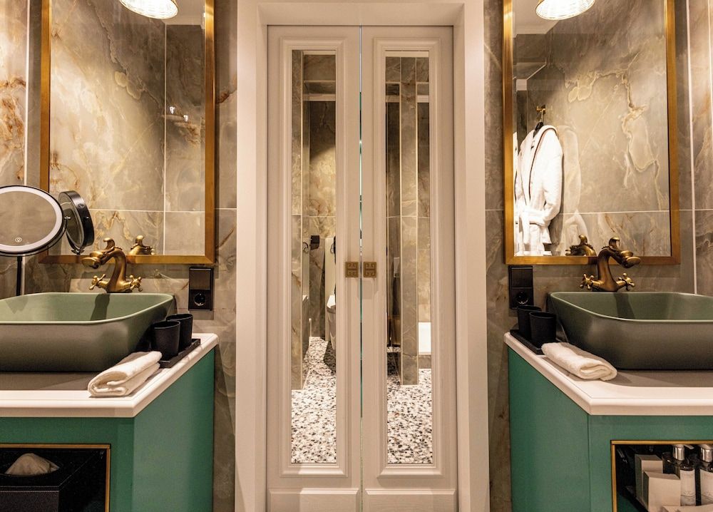 Signature Suite