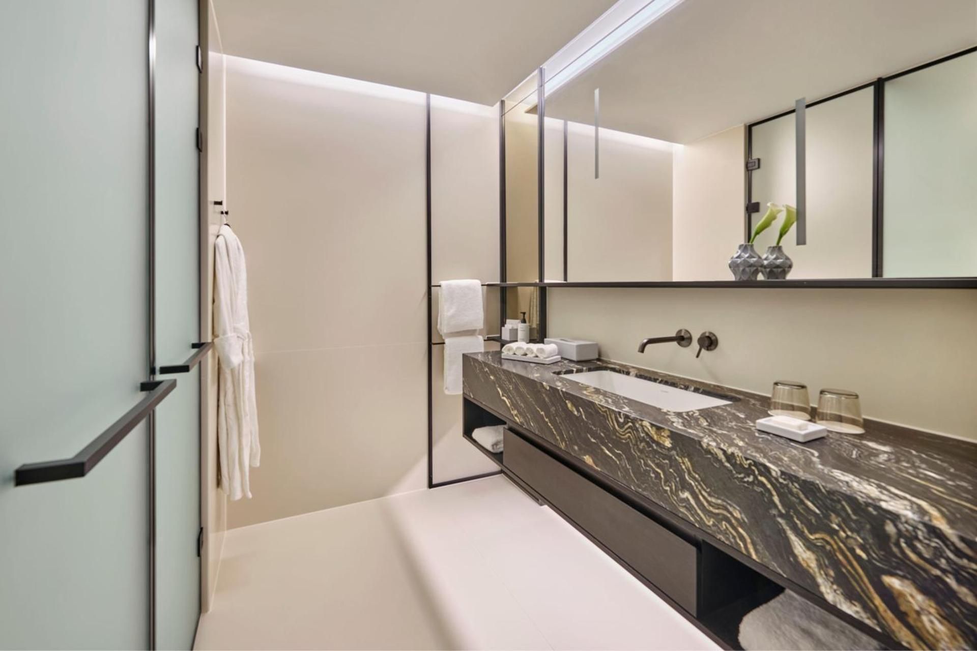 Koenigshof, a Luxury Collection Hotel, Munich Deluxe Room, Guest room, 1 King 3