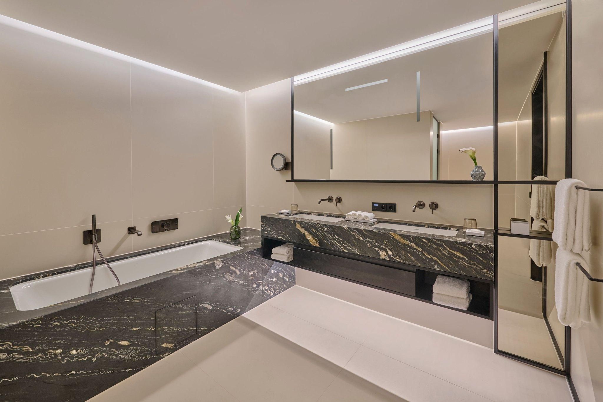Panorama Suite, 1 Bedroom Suite, 1 King, City View