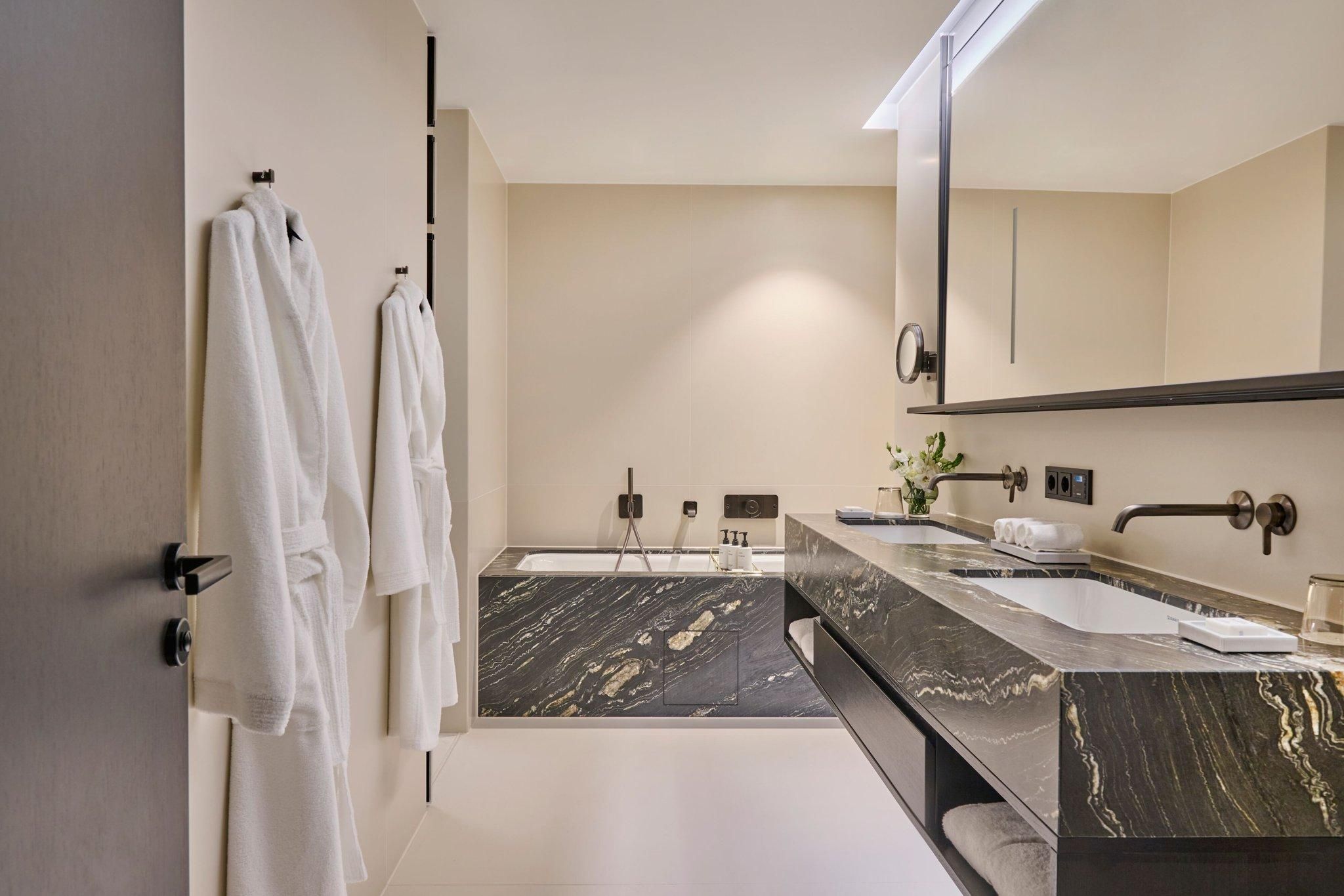 Executive Room, Larger Guest room, 1 King, Street view