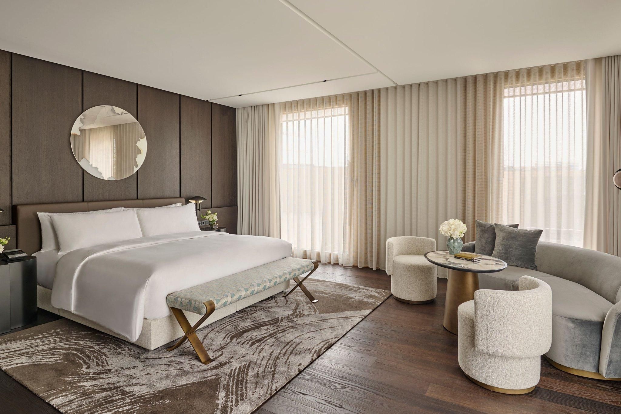 Corner Deluxe Room, Guest Room, 1 King, Roll-in Shower