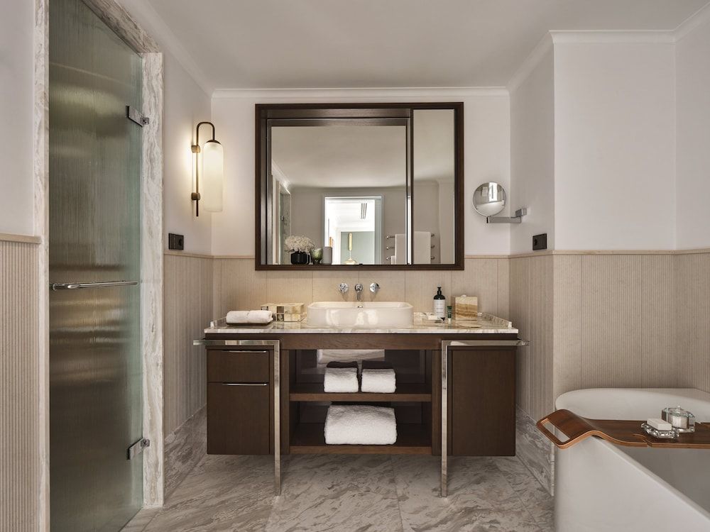 Rosewood Munich Deluxe Room, 1 King Bed 4