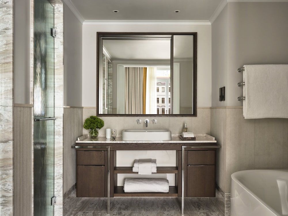 Rosewood Munich Deluxe Room, 1 King Bed 3