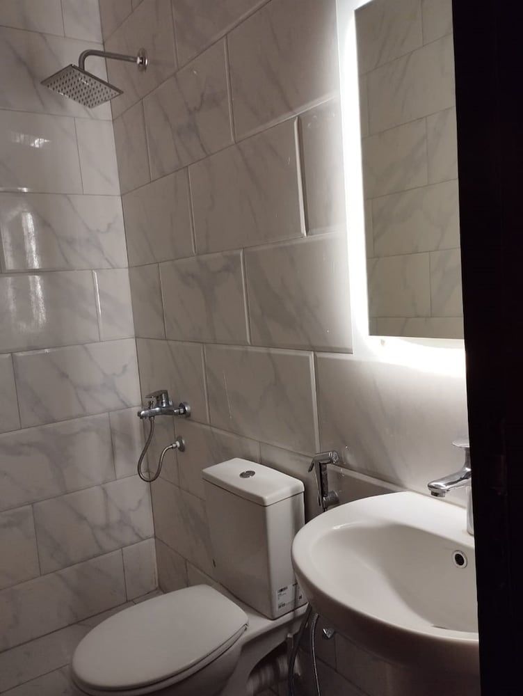 Richmond Down Town Double or Twin Room, Private Bathroom 9