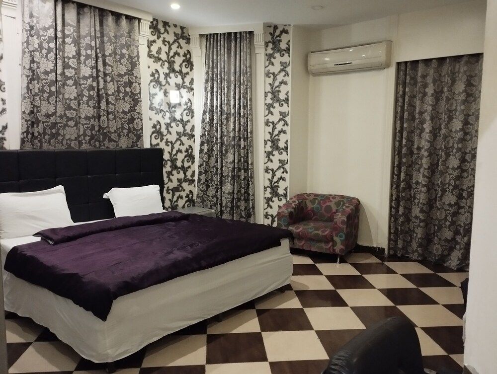 Richmond Down Town Double or Twin Room, Private Bathroom 5